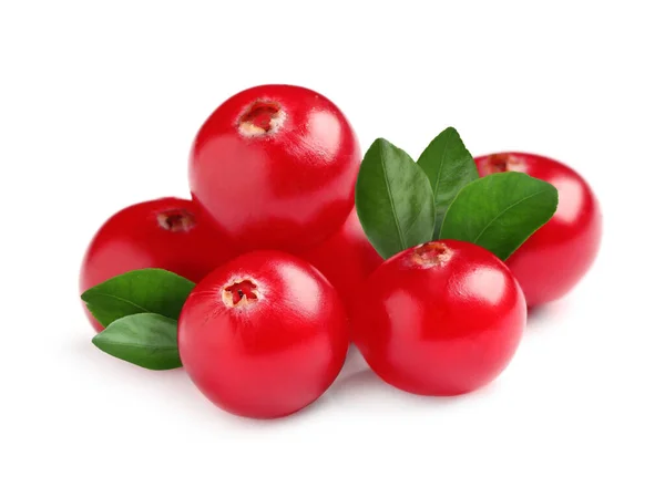 Świeże Dojrzałe Czerwone Żurawiny Zielone Liście Białym Tle — Zdjęcie stockowe