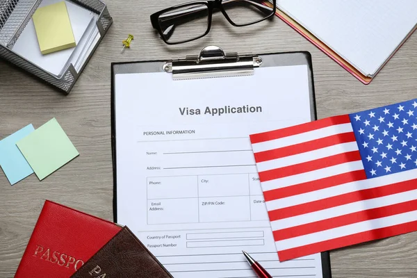 Visa Antragsformular Amerikanische Flagge Reisepässe Und Schreibwaren Auf Holztisch Flach — Stockfoto