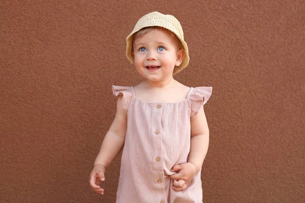 Menina Bonito Vestindo Roupas Elegantes Perto Parede Marrom — Fotografia de Stock