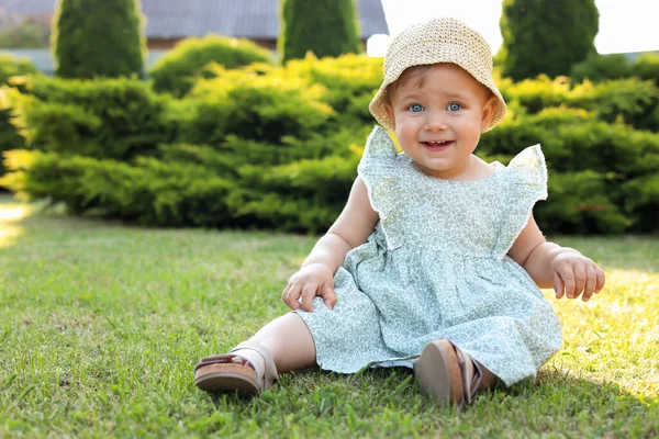 Güneşli Bir Günde Şık Kıyafetler Giyen Sevimli Küçük Bir Kız — Stok fotoğraf