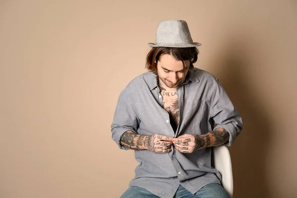 Joven Hombre Con Tatuajes Cuerpo Sobre Fondo Beige —  Fotos de Stock
