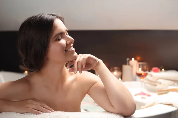 Feliz Hermosa Mujer Tomando Baño Con Pétalos Flores Interior Ambiente —  Fotos de Stock