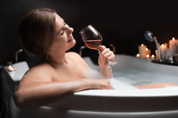 Mulher Bonita Bebendo Vinho Enquanto Toma Banho Espuma Dentro Casa — Fotografia de Stock