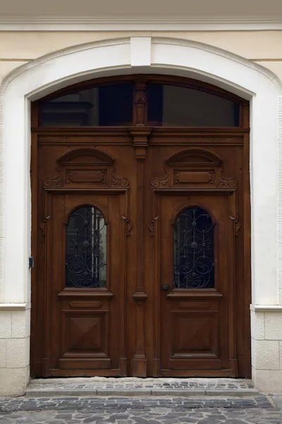 Vista Casa Com Bela Porta Madeira Arqueada Desenho Exterior — Fotografia de Stock