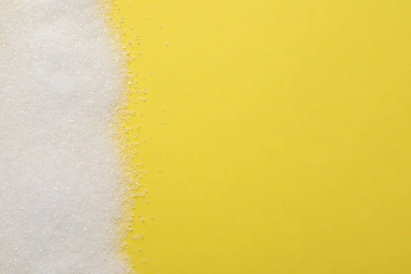 黄色の背景にグラニュー糖 トップビュー テキストのスペース — ストック写真