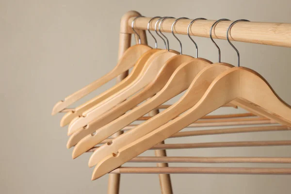 Cabides Roupas Rack Madeira Contra Fundo Bege Close — Fotografia de Stock