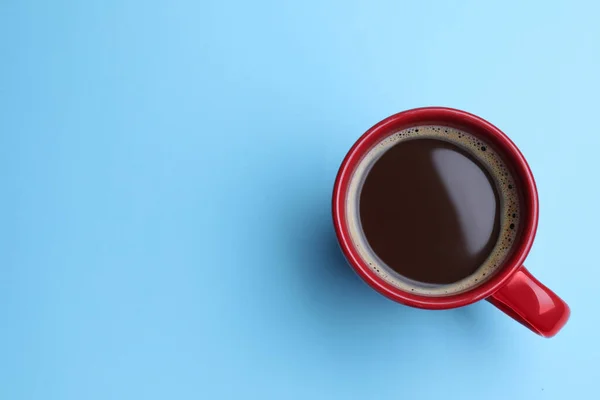 Taza Roja Café Caliente Recién Hecho Sobre Fondo Azul Claro —  Fotos de Stock