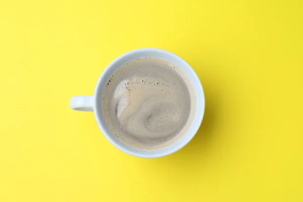 白マグカップの淹れたてホットコーヒー黄色の背景 トップビュー — ストック写真