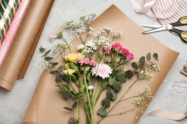 Schöne Blumen Und Geschenkpapier Auf Grauem Tisch Flach Gelegt Blumenstrauß — Stockfoto
