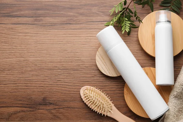 Trockene Shampoo Sprays Grüne Blätter Und Haarbürste Auf Holztisch Flach — Stockfoto
