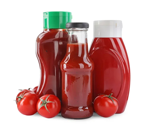 Diverse Bottiglie Ketchup Saporito Pomodori Freschi Isolati Bianco — Foto Stock