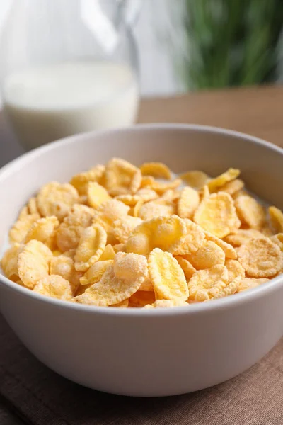 Smakrika Cornflakes Med Mjölk Skål Bordet Närbild — Stockfoto