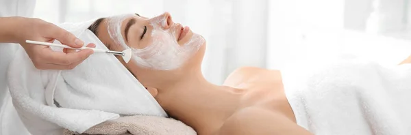 Cosmetologue Appliquer Masque Sur Visage Client Dans Salon Spa Conception — Photo