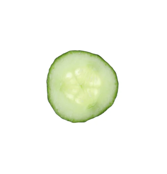 白色上分离的新鲜绿色黄瓜片 — 图库照片