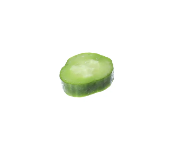 白色上分离的新鲜绿色黄瓜片 — 图库照片