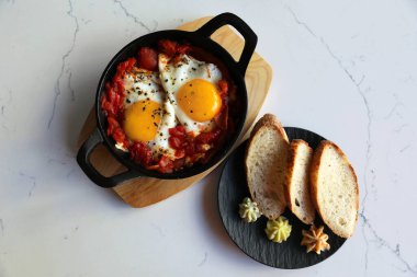 Lezzetli Shakshouka beyaz mermer masada, düz yatıyordu.