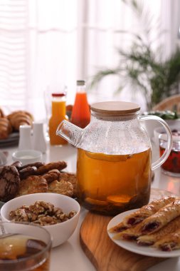 Brunch için açık büfe masasında birçok farklı yemek sunuluyor.