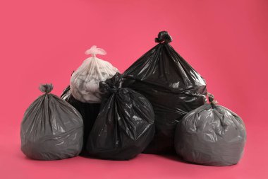 Pembe arka planda çöp torbaları