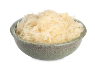 Lezzetli mayalanmış lahana kasesi beyaza izole edilmiş.