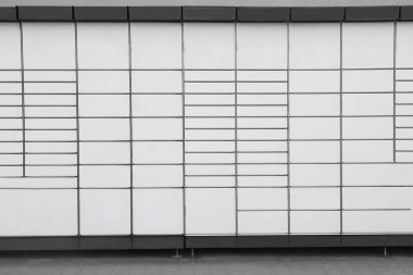 Birçok posta kutusu olan modern bir paket dolabı.