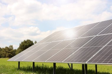Güneşli bir günde güneş panelleri sahada. Alternatif enerji