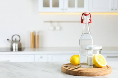 Sirke, kabartma tozu ve limon mutfaktaki beyaz mermer masada, mesaj için yer var. Çevre dostu doğal deterjanlar