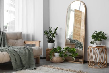 Döşeme aynası olan güzel bir oda.