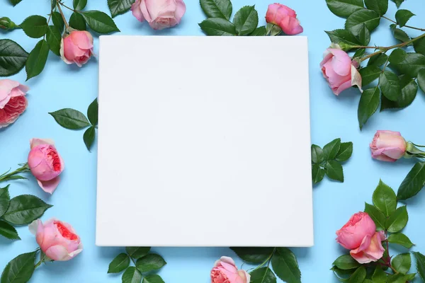 Λευκά Καμβά Και Όμορφα Ροζ Τριαντάφυλλα Γαλάζιο Φόντο Επίπεδο Lay — Φωτογραφία Αρχείου