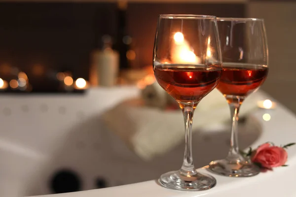 Wijn Glazen Roos Rand Van Het Bad Binnen Romantische Sfeer — Stockfoto