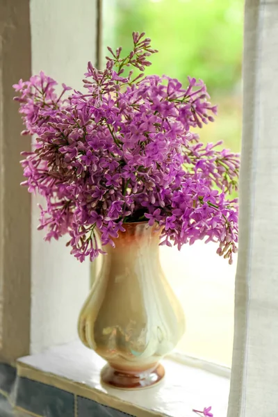 窓の上の花瓶の美しいライラックの花はまだ屋内 — ストック写真