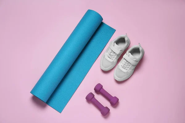 Exercise Mat Dumbbells Shoes Pink Background Flat Lay — Stock Photo, Image