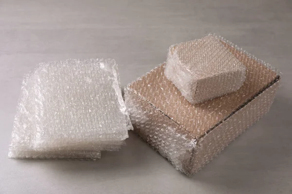 Caixas Papelão Plástico Bolha Mesa Cinza Claro — Fotografia de Stock