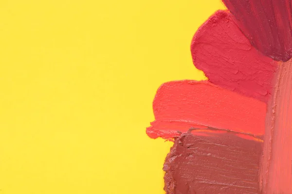 Különböző Gyönyörű Rúzs Foltok Sárga Háttéren Felülnézetből Szöveg Helye — Stock Fotó