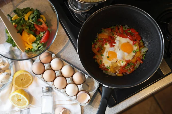 Pfanne Mit Leckeren Eiern Und Gemüse Der Nähe Von Produkten — Stockfoto