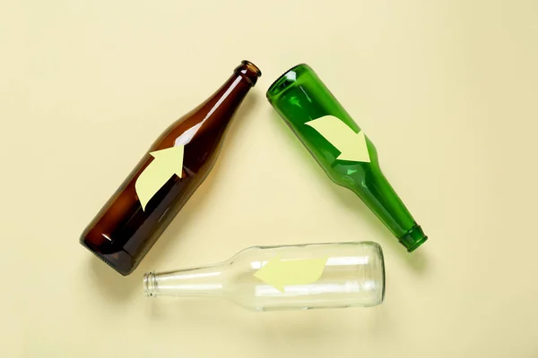 Símbolo Reciclaje Botellas Vidrio Vacías Sobre Fondo Beige Plano —  Fotos de Stock