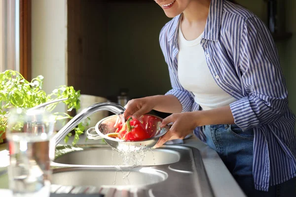 Mujer Lavando Pimientos Frescos Fregadero Cocina Primer Plano — Foto de Stock