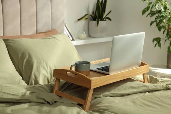 Modern Dizüstü Bilgisayarlı Ahşap Tepsi Yatağın Içinde Bir Fincan Aromatik — Stok fotoğraf