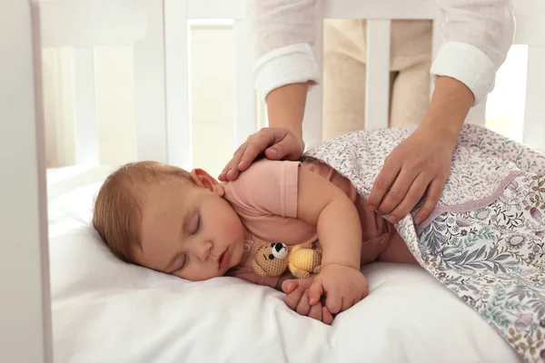 Madre Cubriendo Bebé Dormido Con Manta Casa — Foto de Stock