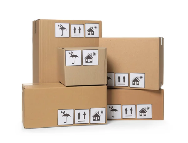 Veel Gesloten Kartonnen Dozen Met Verpakkingssymbolen Witte Achtergrond Leveringsdienst — Stockfoto