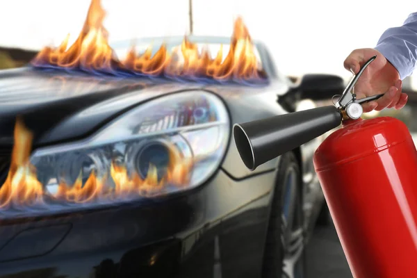 Homem Com Extintor Perto Carro Chamas Livre Close — Fotografia de Stock