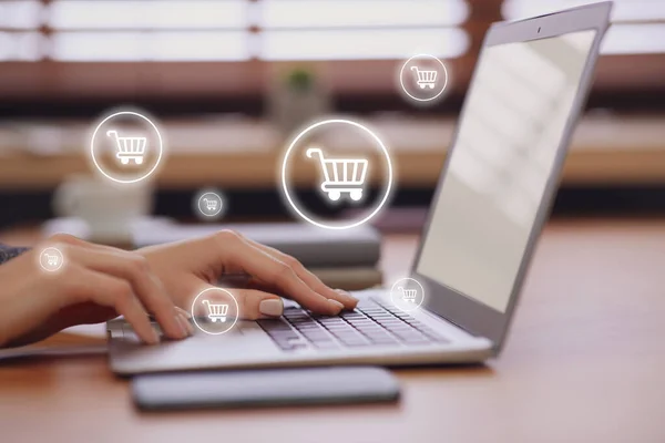 Conceito Entrega Mulher Usando Laptop Moderno Para Compras Line Dentro — Fotografia de Stock