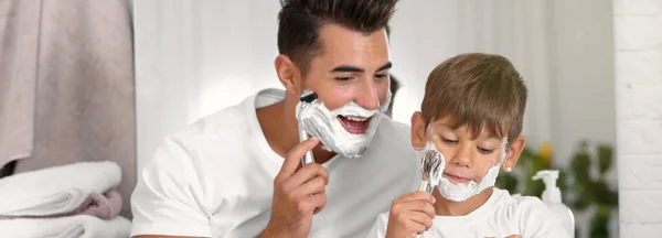 Πατέρας Και Γιος Διασκεδάζουν Ενώ Ξυρίζονται Στο Μπάνιο Σχεδιασμός Banner — Φωτογραφία Αρχείου