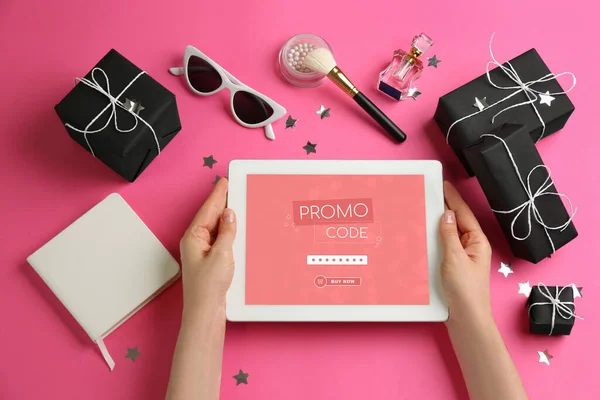 Donna Possesso Tablet Con Codice Promozionale Attivato App Shopping Online — Foto Stock