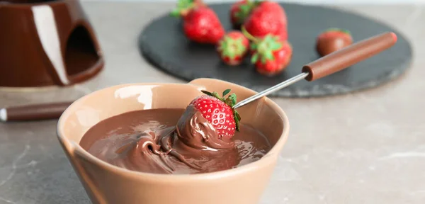 Savoureuse Fraise Trempée Dans Fondue Chocolat Sur Table Gros Plan — Photo