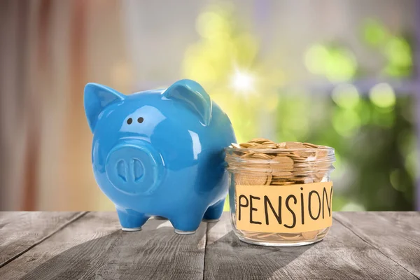 Piggy Τράπεζα Γυάλινο Βάζο Ετικέτα Pension Και Κέρματα Ξύλινο Τραπέζι — Φωτογραφία Αρχείου
