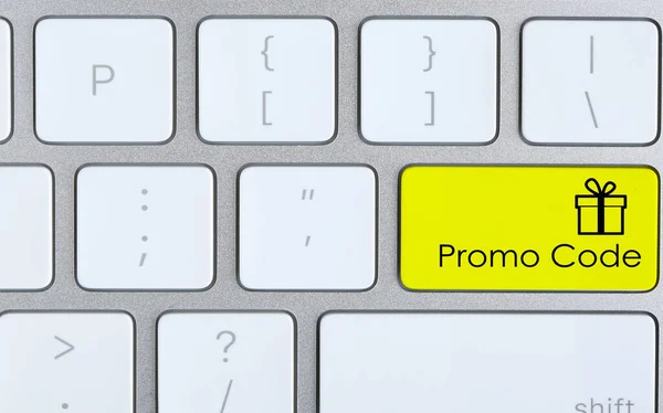 Желтая Кнопка Фразой Промо Код Изображение Подарочной Коробки Клавиатуре Компьютера — стоковое фото
