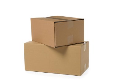 Beyaza izole edilmiş iki kapalı karton kutu. Teslimat servisi