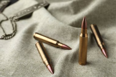 Çuval bezinde bir sürü pirinç mermi, yakın plan. Metin için boşluk