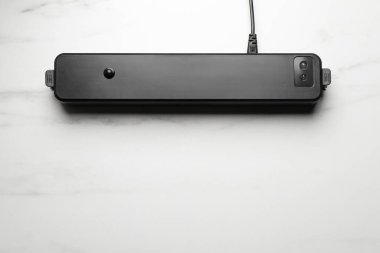 Süpürge için mühür beyaz mermer masa, üst görünüm. Metin için boşluk