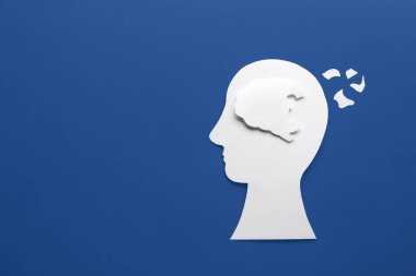Beyin parçaları mavi arkaplandaki kağıttan yapılmış insan kafası, üst görünüm ve metin için alan. Bunama kavramı